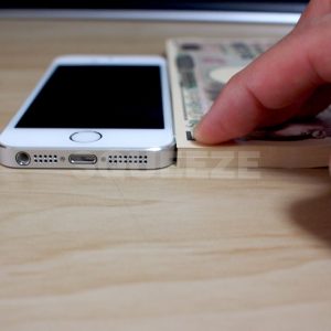 71万円の札束で厚さも完全再現！iPhone6 Plusの大きさは、ほぼ1万円札と同じということで試してみた。